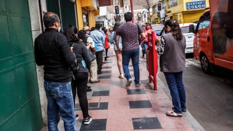 People line up to pawn or sell their jewelry in Arica