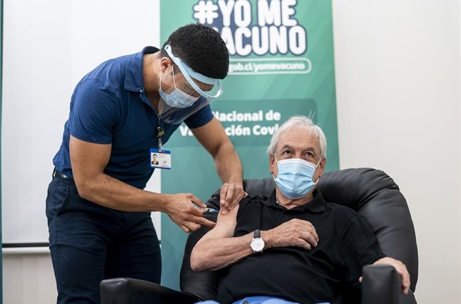 Piñera and more than 1,5 million Chileans inoculated with the Sinovac vaccine